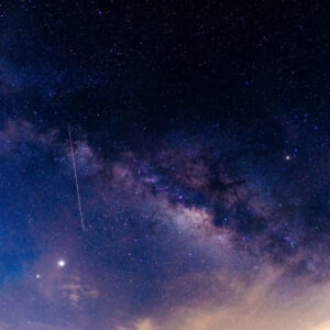 Sao băng ngang qua dải Milky Way