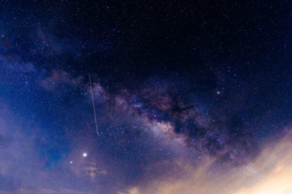 Sao băng ngang qua dải Milky Way
